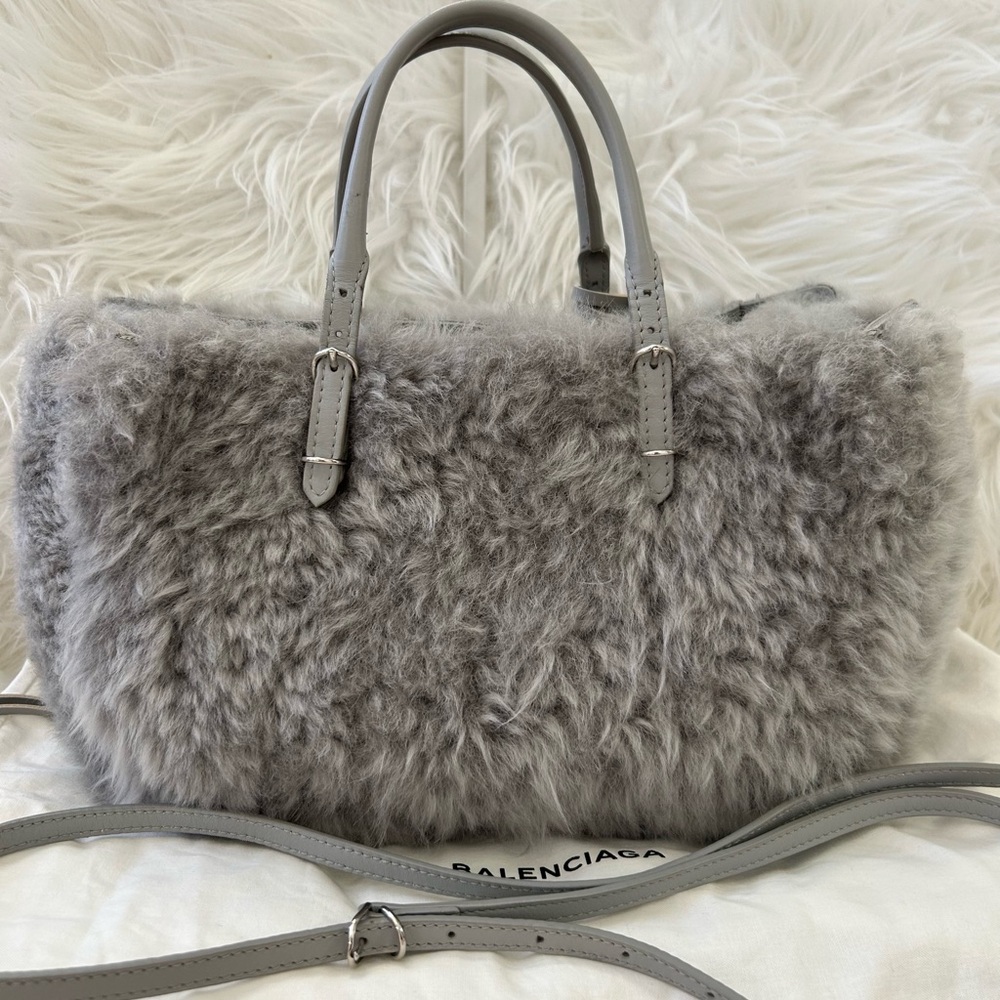 Balenciaga Papier in Mouton & Leather
With dust bag, original strap crossbody - Picture 2 of 16
